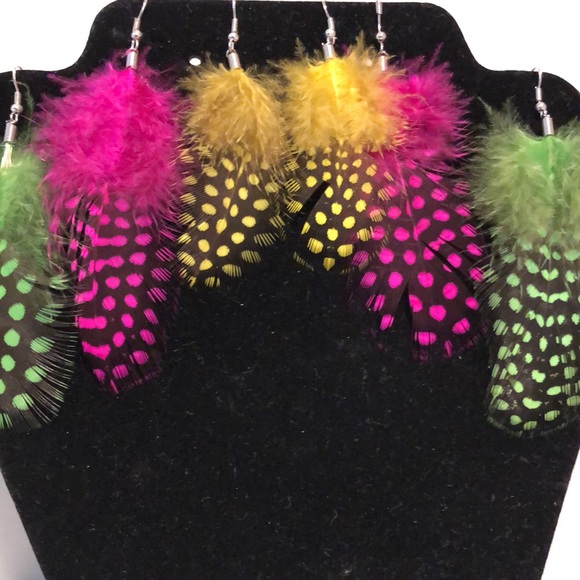 - Three sets of colored feather earrings.  Brand new - Picture 5 of 6